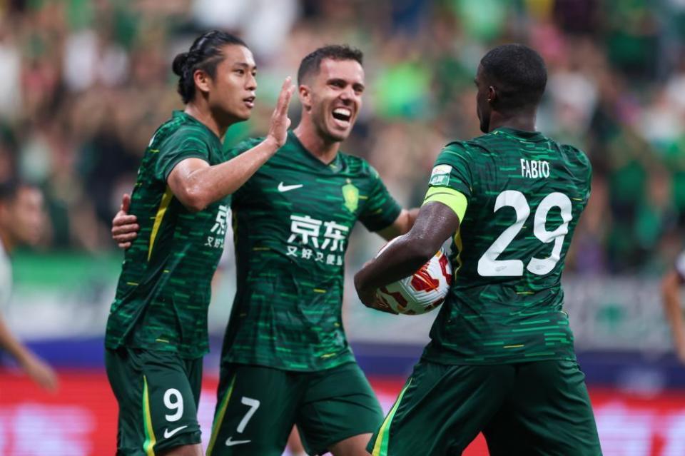 开云-法比奥误伤张玉宁！疯狂庆祝被压倒，左膝或受伤，媒体人哀叹