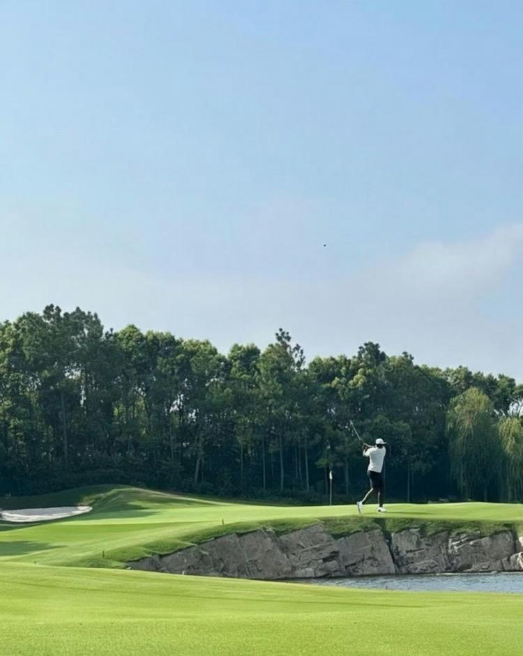 开云-手痒了！詹姆斯凌晨飞抵上海 今日上午就去浦东挥杆练习高尔夫