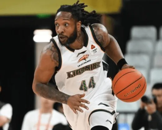 威尔斯半场12中8，得到18分3篮板1助攻1抢断